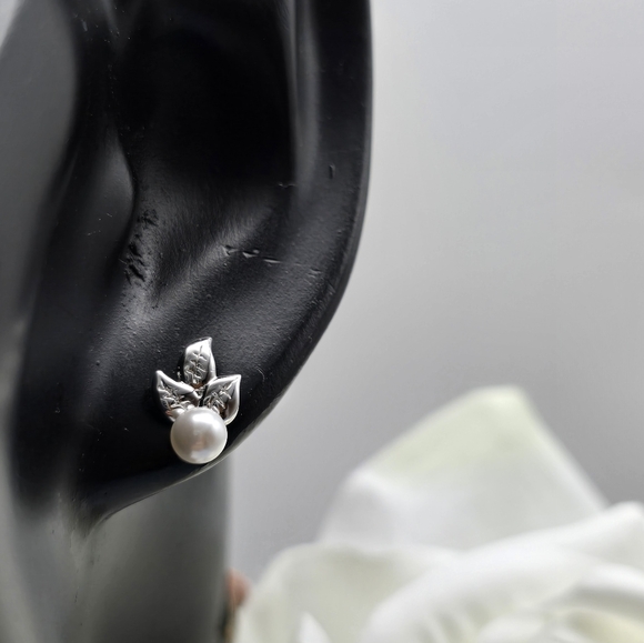 ♥️ LEAF STERLING SILVER STUD EARRINGS - Picture 4 of 5